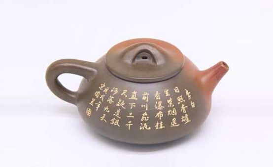每一個(gè)喜歡坭興陶茶壺的人，都有一把心愛(ài)的提梁壺